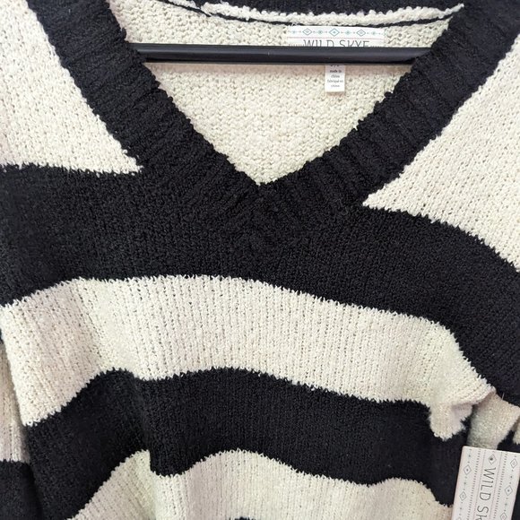 NWT V- Neck Striped Sweater Size Small - Picture 4 of 4